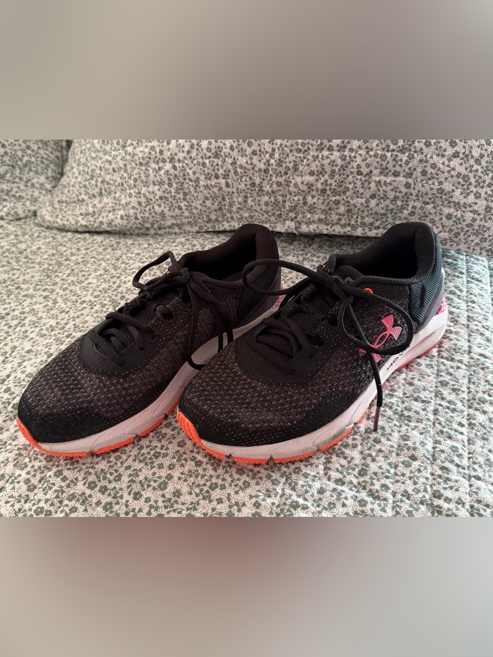 Under Armour HOVR Womenโs Athletic Shoes - Size 8-1/2M